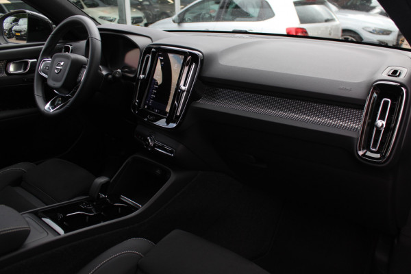 Volvo XC40 Recharge P8 AWD R-Design / Trekhaak / Camera / Keyless / Harman Kardon / 19'' / Half leder / Stuur+Stoelverwarming / DAB / Dodehoek / ACC