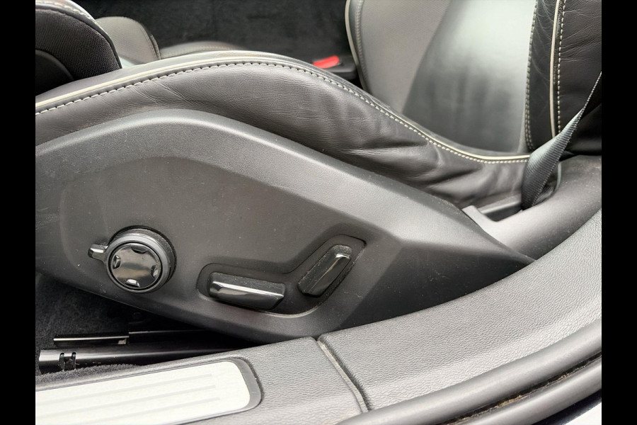Volvo V60 2.0 B4 R-Design| Elektr. Sportstoelen | 19inch LMV | Trekhaak | Camera | Climate Pack | Pilot Assist | Carplay - Android