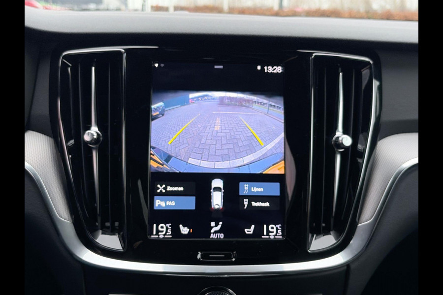 Volvo V60 2.0 B4 R-Design| Elektr. Sportstoelen | 19inch LMV | Trekhaak | Camera | Climate Pack | Pilot Assist | Carplay - Android