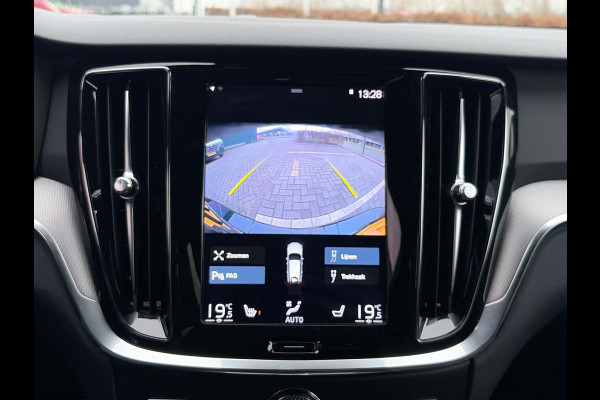 Volvo V60 2.0 B4 R-Design| Elektr. Sportstoelen | 19inch LMV | Trekhaak | Camera | Climate Pack | Pilot Assist | Carplay - Android