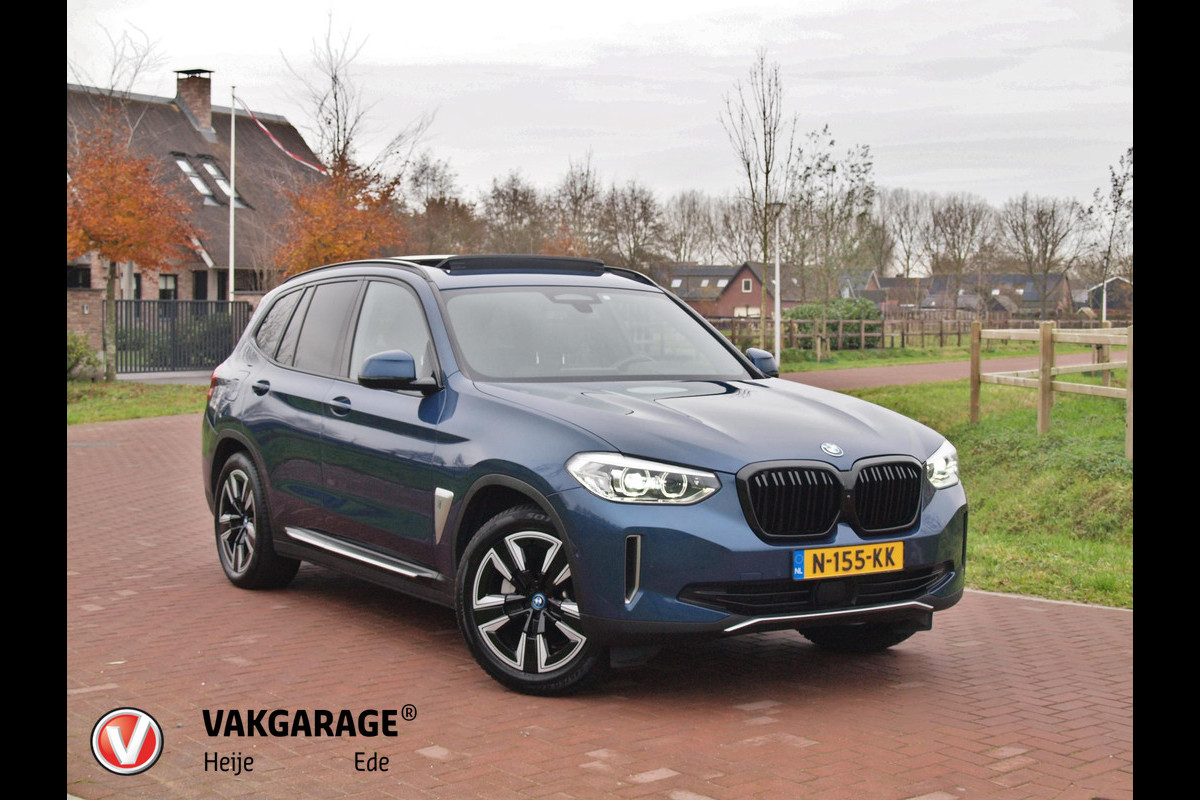 BMW iX3 Executive 80 kWh | Panoramadak | Sfeerverlichting | Camera | Apple Carplay | NL-Auto |