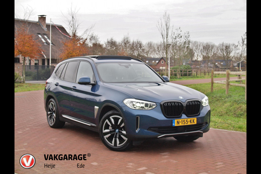 BMW iX3 Executive 80 kWh | SOH 100% | Panoramadak | Sfeerverlichting | Camera | Apple Carplay | NL-Auto |