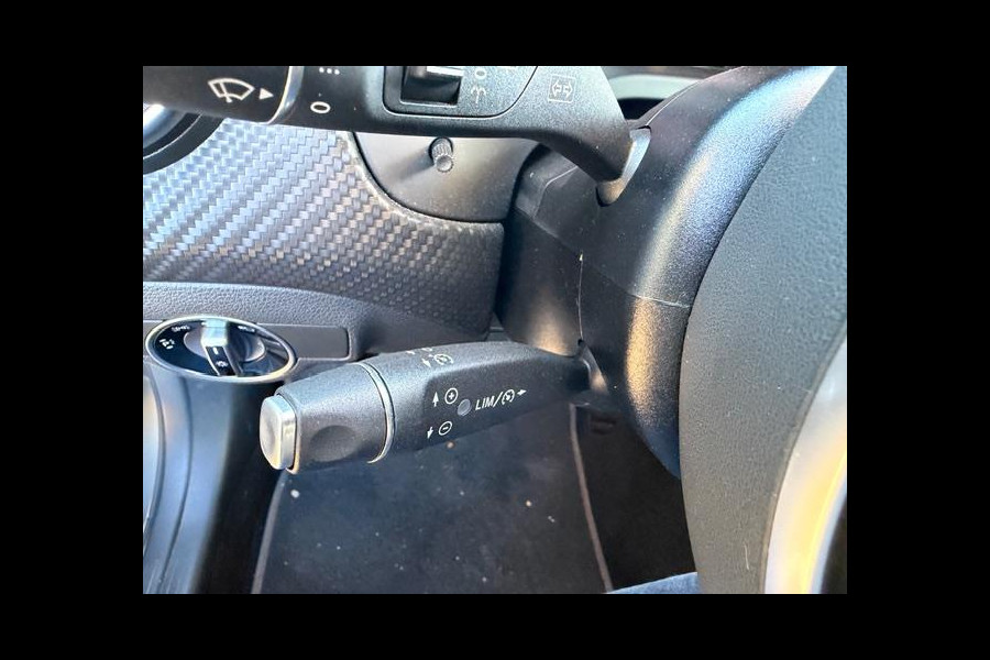 Mercedes-Benz A-Klasse 180 Ambition AMG-Line ,Navigatie,Carplay/Andriod, Xenon/Led, Lm velgen, afn.Trekhaak,