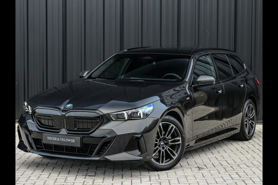BMW 5 Serie Touring 530e xDrive · M-Sport · Shadow Line · Panoramadak · Harman/Kardon · 360 Camera · Comfort Access · Stoel- en Stuurverwarm