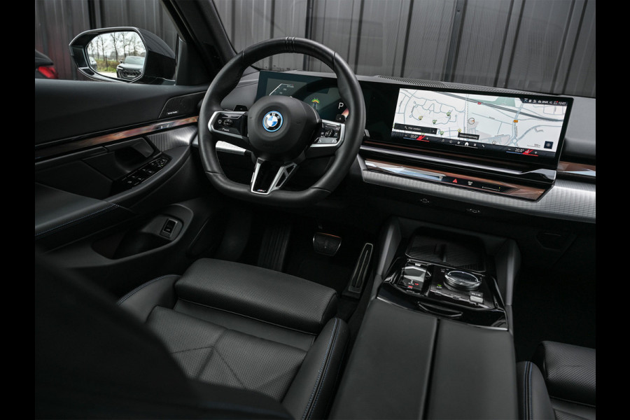 BMW 5 Serie Touring 530e xDrive · M-Sport · Shadow Line · Panoramadak · Harman/Kardon · 360 Camera · Comfort Access · Stoel- en Stuurverwarm