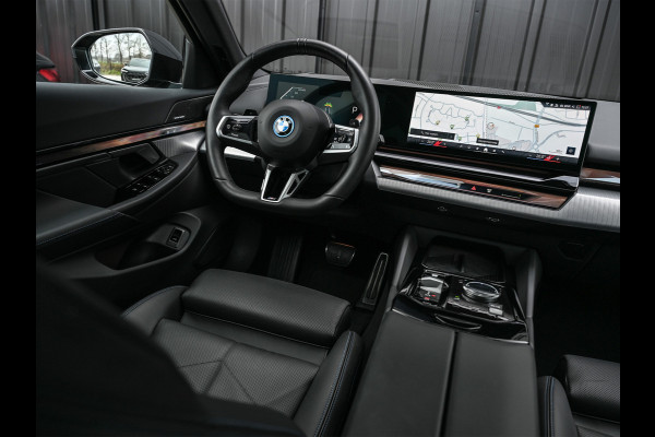 BMW 5 Serie Touring 530e xDrive · M-Sport · Shadow Line · Panoramadak · Harman/Kardon · 360 Camera · Comfort Access · Stoel- en Stuurverwarm