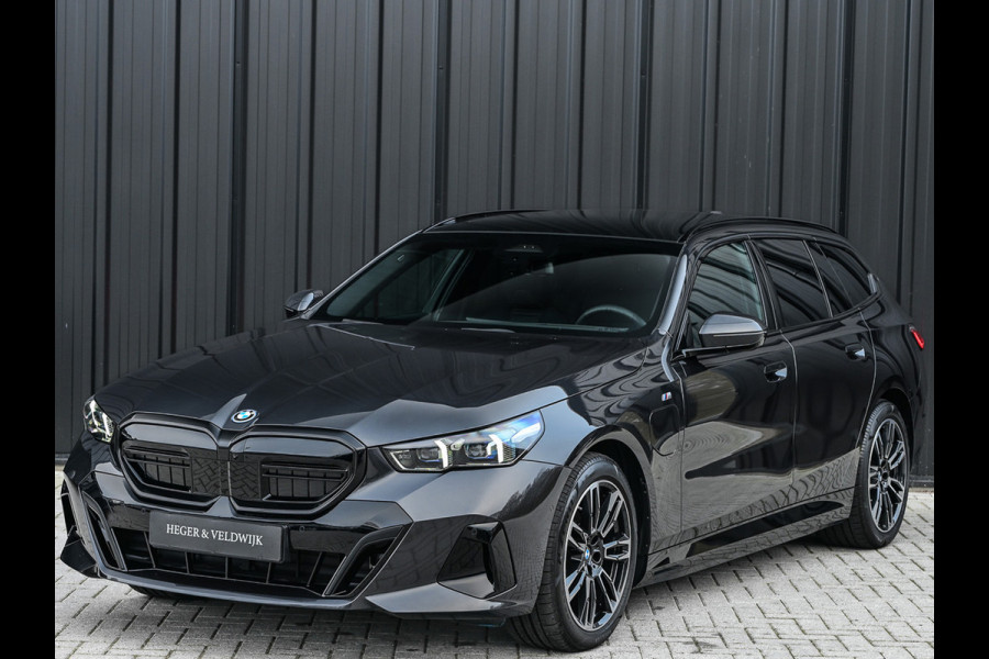 BMW 5 Serie Touring 530e xDrive · M-Sport · Shadow Line · Panoramadak · Harman/Kardon · 360 Camera · Comfort Access · Stoel- en Stuurverwarm