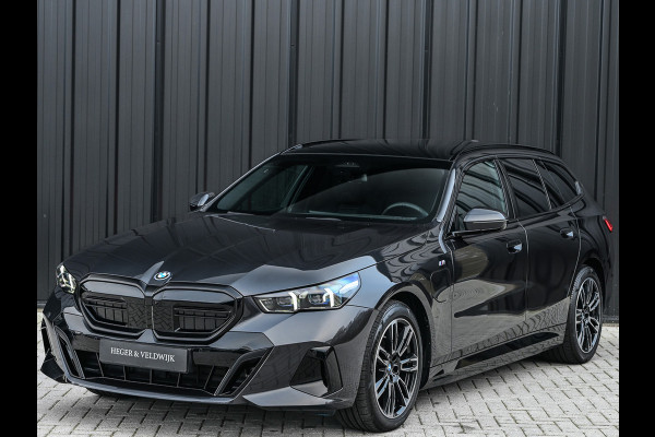 BMW 5 Serie Touring 530e xDrive · M-Sport · Shadow Line · Panoramadak · Harman/Kardon · 360 Camera · Comfort Access · Stoel- en Stuurverwarm