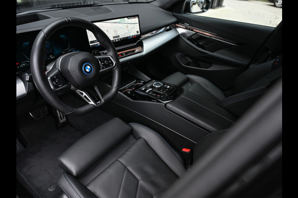 BMW 5 Serie Touring 530e xDrive · M-Sport · Shadow Line · Panoramadak · Harman/Kardon · 360 Camera · Comfort Access · Stoel- en Stuurverwarm