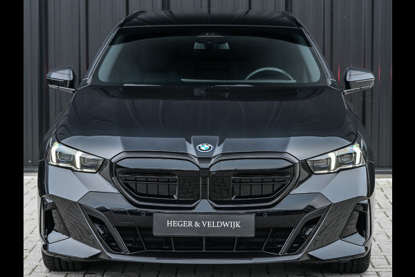 BMW 5 Serie Touring 530e xDrive · M-Sport · Shadow Line · Panoramadak · Harman/Kardon · 360 Camera · Comfort Access · Stoel- en Stuurverwarm