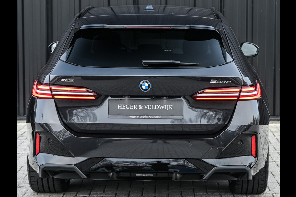 BMW 5 Serie Touring 530e xDrive · M-Sport · Shadow Line · Panoramadak · Harman/Kardon · 360 Camera · Comfort Access · Stoel- en Stuurverwarm