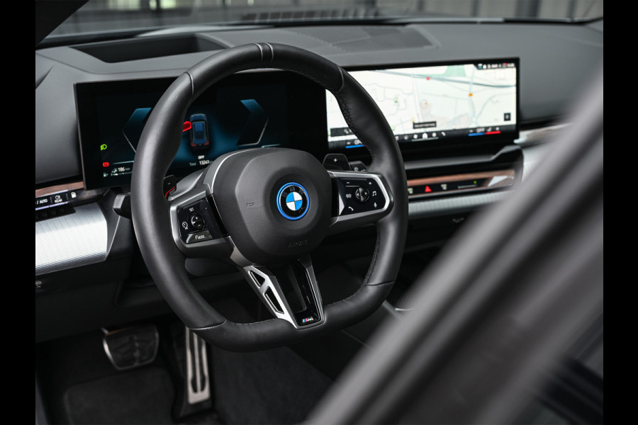 BMW 5 Serie Touring 530e xDrive · M-Sport · Shadow Line · Panoramadak · Harman/Kardon · 360 Camera · Comfort Access · Stoel- en Stuurverwarm