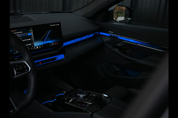 BMW 5 Serie Touring 530e xDrive · M-Sport · Shadow Line · Panoramadak · Harman/Kardon · 360 Camera · Comfort Access · Stoel- en Stuurverwarm