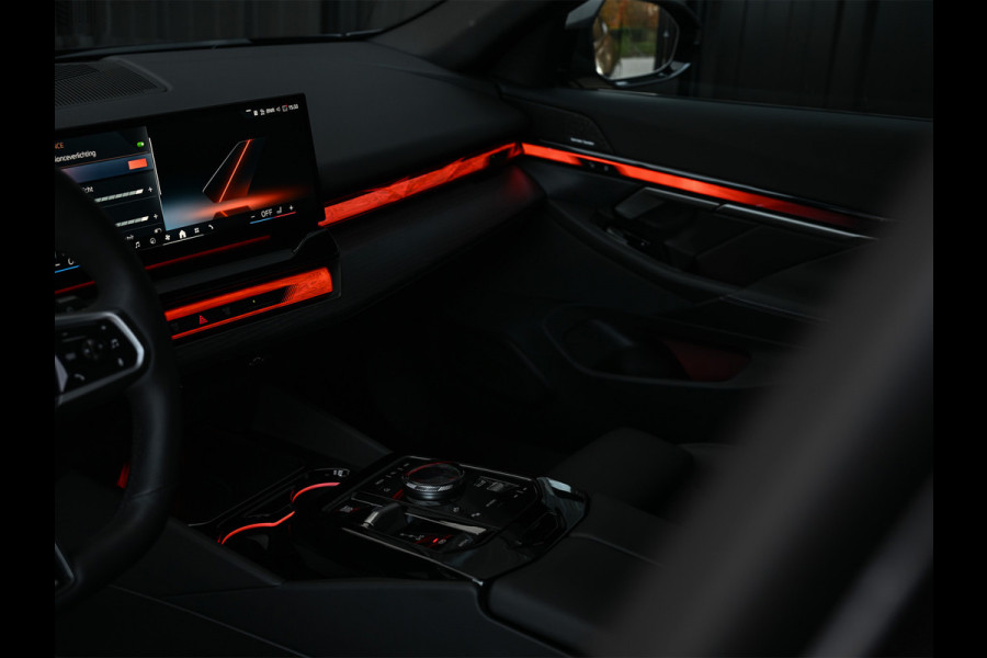 BMW 5 Serie Touring 530e xDrive · M-Sport · Shadow Line · Panoramadak · Harman/Kardon · 360 Camera · Comfort Access · Stoel- en Stuurverwarm