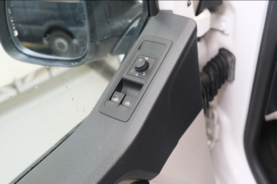 Volkswagen Transporter 2.0 TDI L2H1 150PK DC Business Comfortline - Airco, Cruise, PDC, Trekhaak.