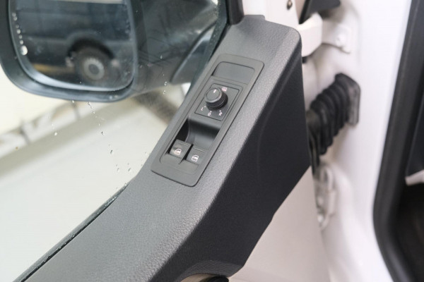 Volkswagen Transporter 2.0 TDI L2H1 150PK DC Business Comfortline - Airco, Cruise, PDC, Trekhaak.