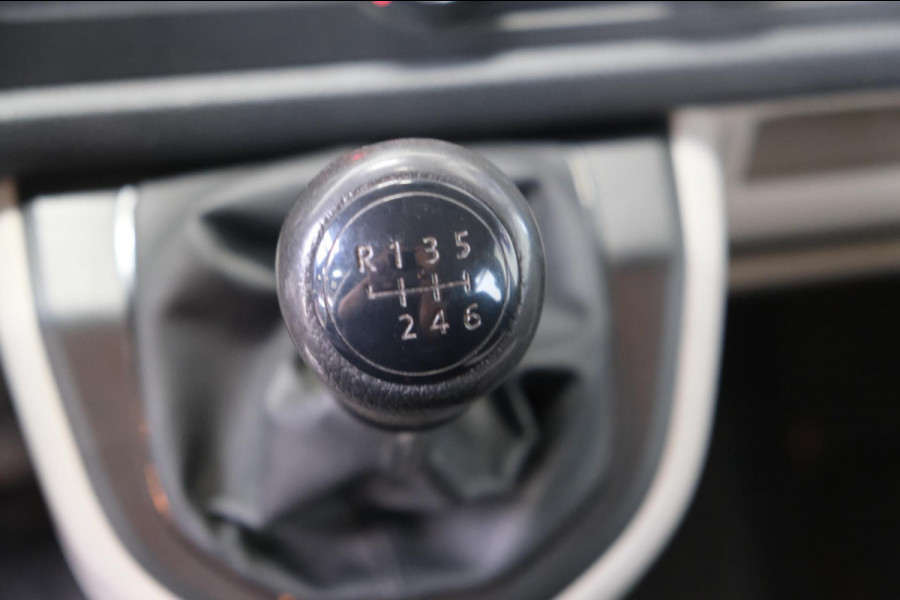 Volkswagen Transporter 2.0 TDI L2H1 150PK DC Business Comfortline - Airco, Cruise, PDC, Trekhaak.