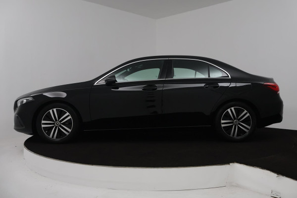 Mercedes-Benz A-Klasse 180 Business Solution Luxury (SFEERVERLICHTING, STOELVERWARMING, CAMERA, CRUISE CONTROL, SENSOREN)