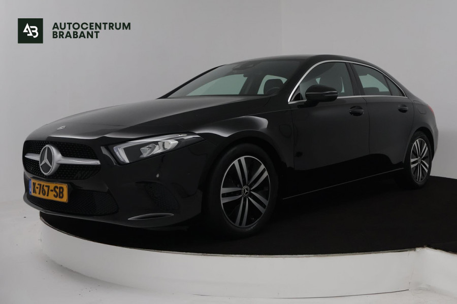 Mercedes-Benz A-Klasse 180 Business Solution Luxury (SFEERVERLICHTING, STOELVERWARMING, CAMERA, CRUISE CONTROL, SENSOREN)