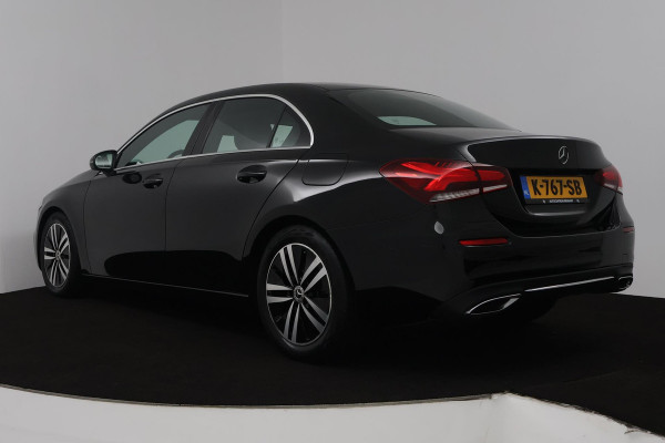 Mercedes-Benz A-Klasse 180 Business Solution Luxury (SFEERVERLICHTING, STOELVERWARMING, CAMERA, CRUISE CONTROL, SENSOREN)