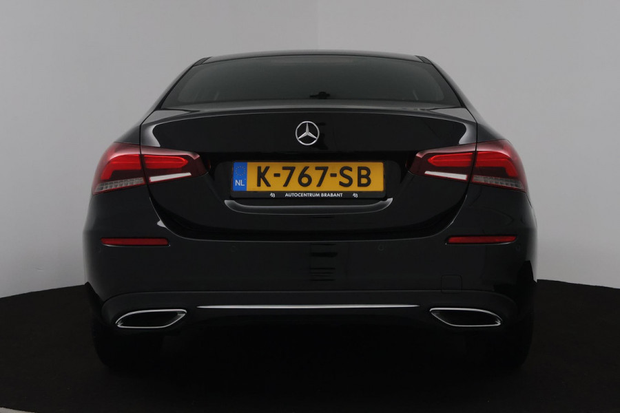 Mercedes-Benz A-Klasse 180 Business Solution Luxury (SFEERVERLICHTING, STOELVERWARMING, CAMERA, CRUISE CONTROL, SENSOREN)