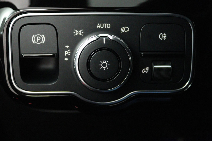 Mercedes-Benz A-Klasse 180 Business Solution Luxury (SFEERVERLICHTING, STOELVERWARMING, CAMERA, CRUISE CONTROL, SENSOREN)