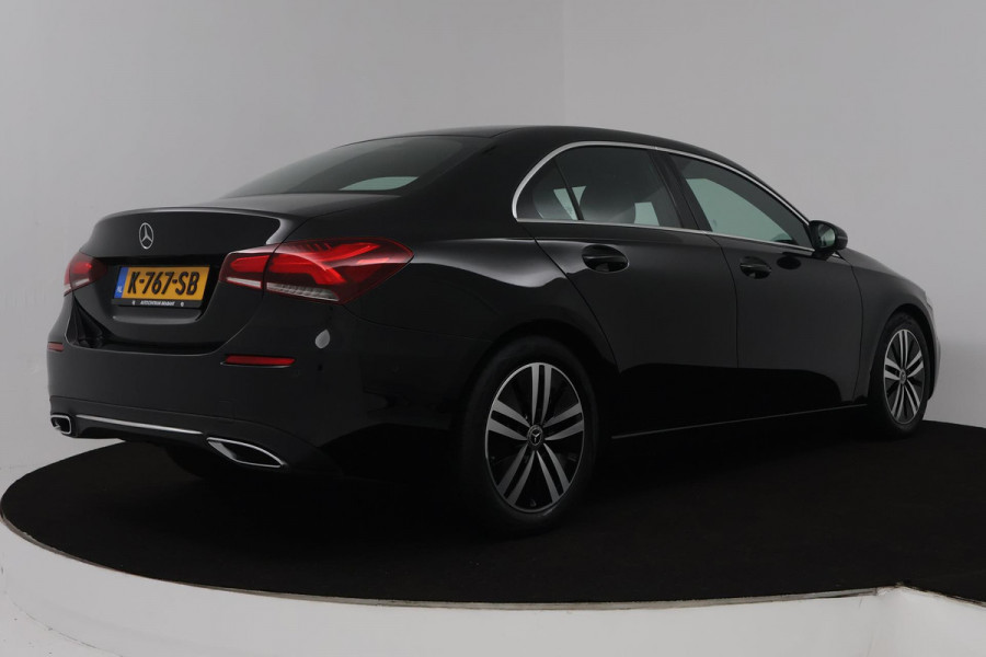 Mercedes-Benz A-Klasse 180 Business Solution Luxury (SFEERVERLICHTING, STOELVERWARMING, CAMERA, CRUISE CONTROL, SENSOREN)