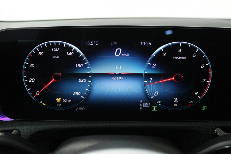 Mercedes-Benz A-Klasse 180 Business Solution Luxury (SFEERVERLICHTING, STOELVERWARMING, CAMERA, CRUISE CONTROL, SENSOREN)