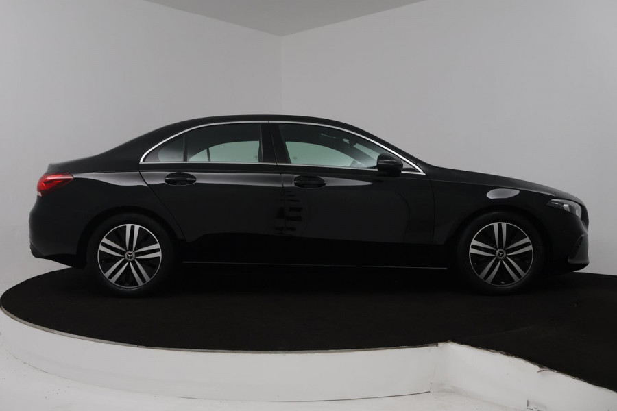 Mercedes-Benz A-Klasse 180 Business Solution Luxury (SFEERVERLICHTING, STOELVERWARMING, CAMERA, CRUISE CONTROL, SENSOREN)