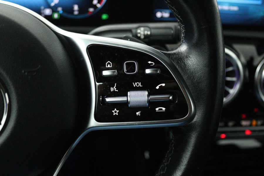 Mercedes-Benz A-Klasse 180 Business Solution Luxury (SFEERVERLICHTING, STOELVERWARMING, CAMERA, CRUISE CONTROL, SENSOREN)