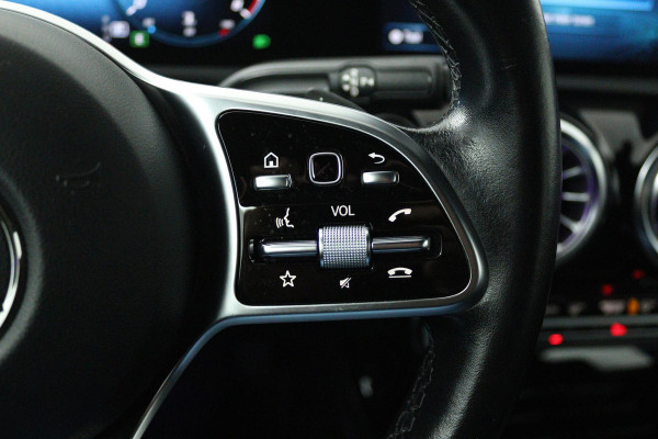 Mercedes-Benz A-Klasse 180 Business Solution Luxury (SFEERVERLICHTING, STOELVERWARMING, CAMERA, CRUISE CONTROL, SENSOREN)
