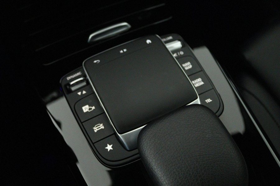 Mercedes-Benz A-Klasse 180 Business Solution Luxury (SFEERVERLICHTING, STOELVERWARMING, CAMERA, CRUISE CONTROL, SENSOREN)