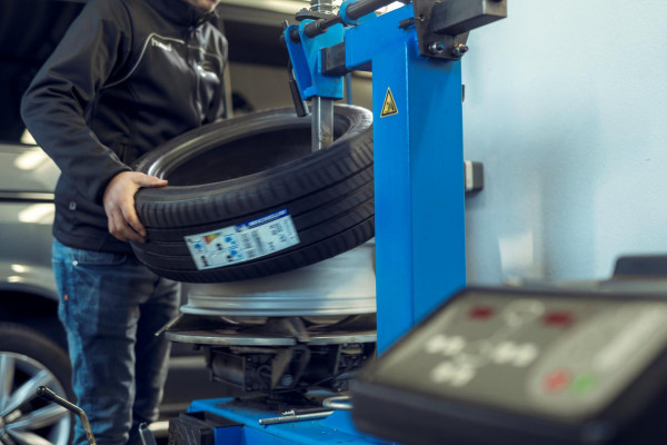 MINI Clubman 1.5 Cooper / 136 PK / BMW dealer onderhouden / 1e Eigenaar / Navigatie / ALL-Season / NED-MINI