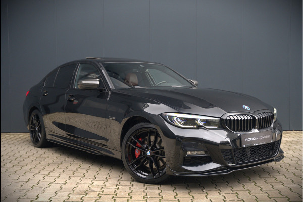 BMW 3-serie 330e xDrive Business Edition Plus M Sport | M Performance | Panoramadak | 360° Camera | Carbon | Head Up Display | Stoelverwarming | Stuurverwarming | Apple Carplay | Navigatie | Cruise Control | Ambiance Verlichting | Trekhaak