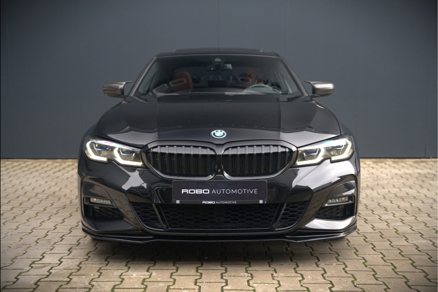 BMW 3-serie 330e xDrive Business Edition Plus M Sport | M Performance | Panoramadak | 360° Camera | Carbon | Head Up Display | Stoelverwarming | Stuurverwarming | Apple Carplay | Navigatie | Cruise Control | Ambiance Verlichting | Trekhaak