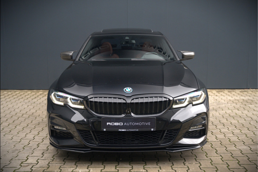 BMW 3-serie 330e xDrive Business Edition Plus M Sport | M Performance | Panoramadak | 360° Camera | Carbon | Head Up Display | Stoelverwarming | Stuurverwarming | Apple Carplay | Navigatie | Cruise Control | Ambiance Verlichting | Trekhaak