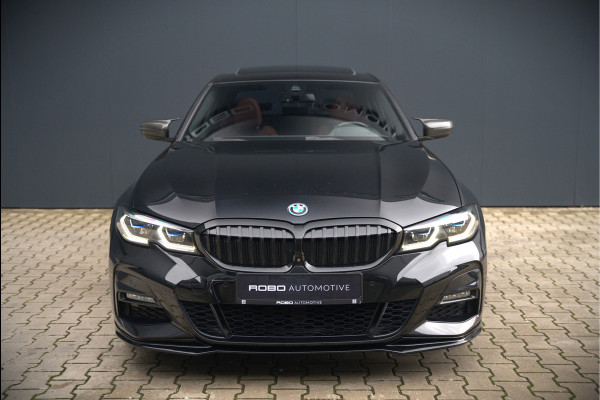 BMW 3-serie 330e xDrive Business Edition Plus M Sport | M Performance | Panoramadak | 360° Camera | Carbon | Head Up Display | Stoelverwarming | Stuurverwarming | Apple Carplay | Navigatie | Cruise Control | Ambiance Verlichting | Trekhaak