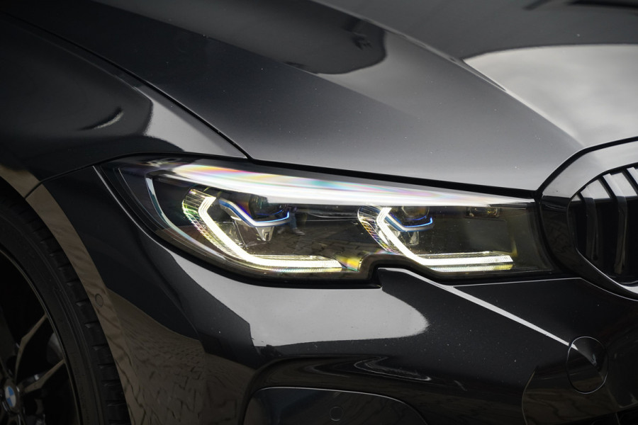 BMW 3-serie 330e xDrive Business Edition Plus M Sport | M Performance | Panoramadak | 360° Camera | Carbon | Head Up Display | Stoelverwarming | Stuurverwarming | Apple Carplay | Navigatie | Cruise Control | Ambiance Verlichting | Trekhaak