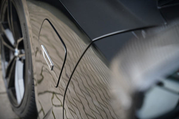 BMW 3-serie 330e xDrive Business Edition Plus M Sport | M Performance | Panoramadak | 360° Camera | Carbon | Head Up Display | Stoelverwarming | Stuurverwarming | Apple Carplay | Navigatie | Cruise Control | Ambiance Verlichting | Trekhaak