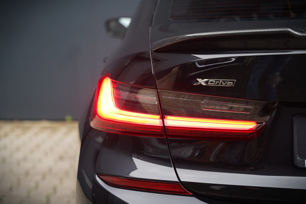 BMW 3-serie 330e xDrive Business Edition Plus M Sport | M Performance | Panoramadak | 360° Camera | Carbon | Head Up Display | Stoelverwarming | Stuurverwarming | Apple Carplay | Navigatie | Cruise Control | Ambiance Verlichting | Trekhaak