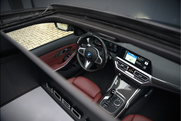BMW 3-serie 330e xDrive Business Edition Plus M Sport | M Performance | Panoramadak | 360° Camera | Carbon | Head Up Display | Stoelverwarming | Stuurverwarming | Apple Carplay | Navigatie | Cruise Control | Ambiance Verlichting | Trekhaak