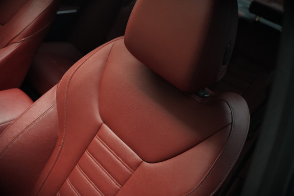 BMW 3-serie 330e xDrive Business Edition Plus M Sport | M Performance | Panoramadak | 360° Camera | Carbon | Head Up Display | Stoelverwarming | Stuurverwarming | Apple Carplay | Navigatie | Cruise Control | Ambiance Verlichting | Trekhaak