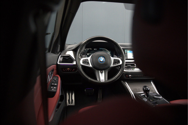 BMW 3-serie 330e xDrive Business Edition Plus M Sport | M Performance | Panoramadak | 360° Camera | Carbon | Head Up Display | Stoelverwarming | Stuurverwarming | Apple Carplay | Navigatie | Cruise Control | Ambiance Verlichting | Trekhaak