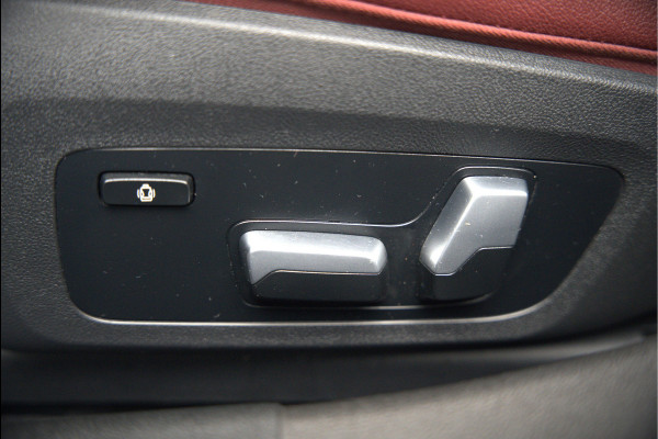 BMW 3-serie 330e xDrive Business Edition Plus M Sport | M Performance | Panoramadak | 360° Camera | Carbon | Head Up Display | Stoelverwarming | Stuurverwarming | Apple Carplay | Navigatie | Cruise Control | Ambiance Verlichting | Trekhaak