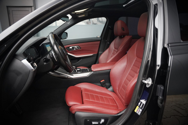 BMW 3-serie 330e xDrive Business Edition Plus M Sport | M Performance | Panoramadak | 360° Camera | Carbon | Head Up Display | Stoelverwarming | Stuurverwarming | Apple Carplay | Navigatie | Cruise Control | Ambiance Verlichting | Trekhaak