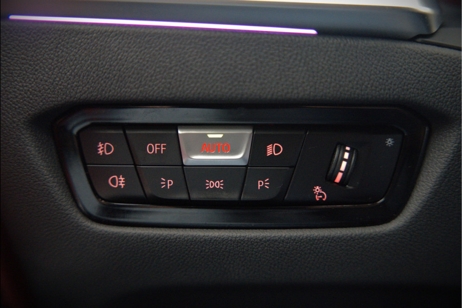 BMW 3-serie 330e xDrive Business Edition Plus M Sport | M Performance | Panoramadak | 360° Camera | Carbon | Head Up Display | Stoelverwarming | Stuurverwarming | Apple Carplay | Navigatie | Cruise Control | Ambiance Verlichting | Trekhaak