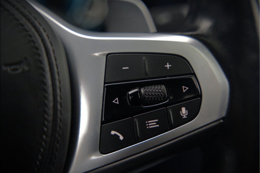 BMW 3-serie 330e xDrive Business Edition Plus M Sport | M Performance | Panoramadak | 360° Camera | Carbon | Head Up Display | Stoelverwarming | Stuurverwarming | Apple Carplay | Navigatie | Cruise Control | Ambiance Verlichting | Trekhaak