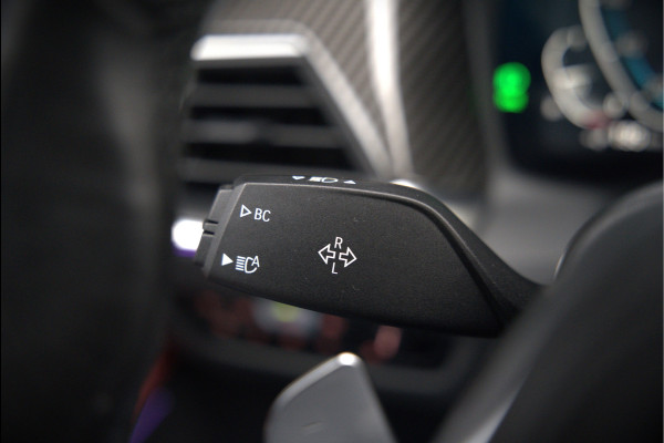 BMW 3-serie 330e xDrive Business Edition Plus M Sport | M Performance | Panoramadak | 360° Camera | Carbon | Head Up Display | Stoelverwarming | Stuurverwarming | Apple Carplay | Navigatie | Cruise Control | Ambiance Verlichting | Trekhaak