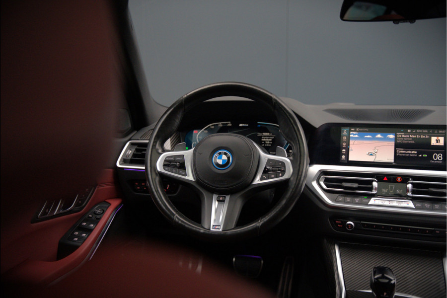 BMW 3-serie 330e xDrive Business Edition Plus M Sport | M Performance | Panoramadak | 360° Camera | Carbon | Head Up Display | Stoelverwarming | Stuurverwarming | Apple Carplay | Navigatie | Cruise Control | Ambiance Verlichting | Trekhaak