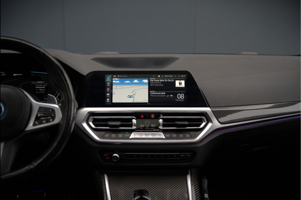 BMW 3-serie 330e xDrive Business Edition Plus M Sport | M Performance | Panoramadak | 360° Camera | Carbon | Head Up Display | Stoelverwarming | Stuurverwarming | Apple Carplay | Navigatie | Cruise Control | Ambiance Verlichting | Trekhaak